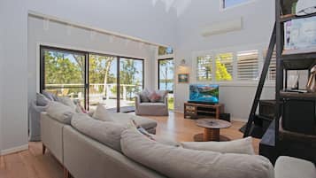 Una televisión, una chimenea