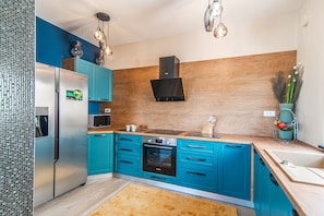 Kühlschrank, Mikrowelle, Herdplatte, Geschirrspüler