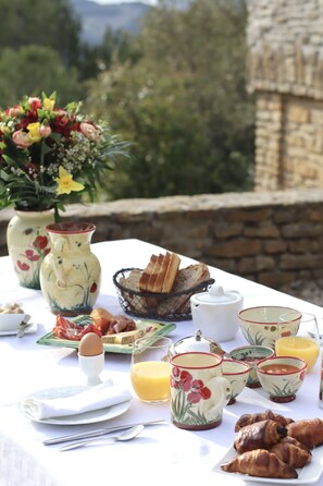 Free daily local cuisine breakfast - La Bastide du Beausset-Vieux (Le Beausset)