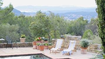 Piscine extérieure, parasols de plage, chaises longues