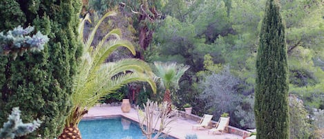 Una piscina al aire libre (de 09:00 a 20:00), sombrillas, tumbonas