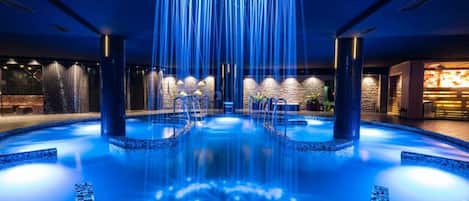 Una piscina techada, una piscina al aire libre de temporada