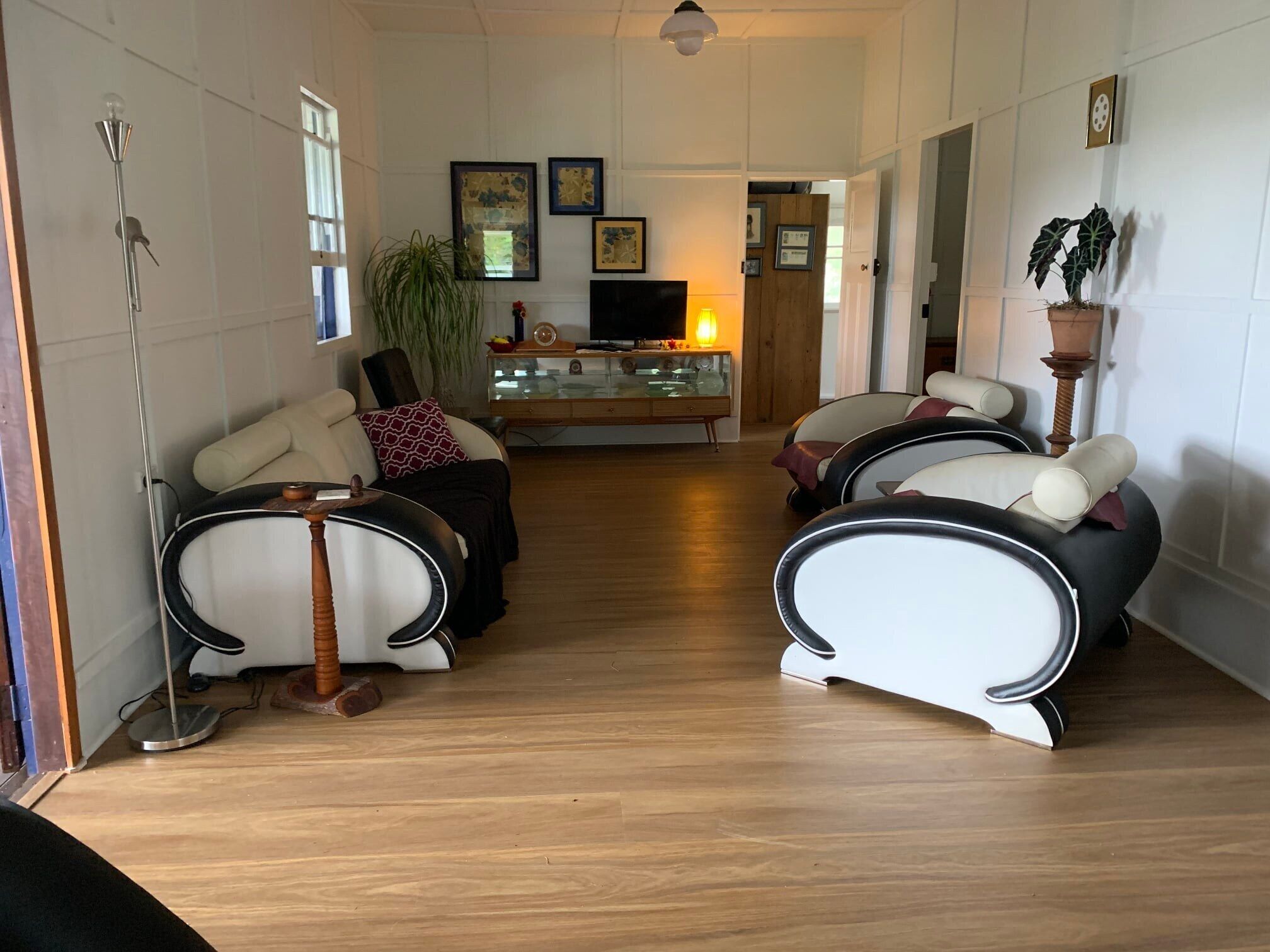  Huge farm house, great for families and gatherings. 