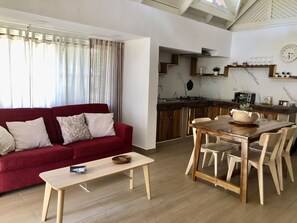 Villa, 2 Queen-Betten | Wohnzimmer | 30-Zoll-Fernseher mit Digitalempfang