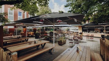 Petit déjeuner, déjeuner et dîner servis sur place