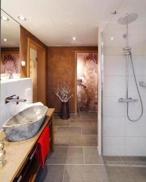 Shower, pancuran hujan, perlengkapan mandi gratis, dan pengering rambut
