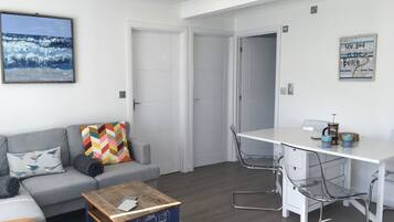 Télévision, cheminée, livres