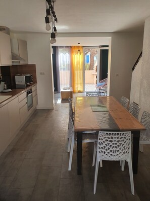 Dining - 4-bedroom house with outdoor area, sleeps 8 (Fleury)