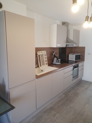 Fridge, microwave, oven, stovetop - 4-bedroom house with outdoor area, sleeps 8 (Fleury)