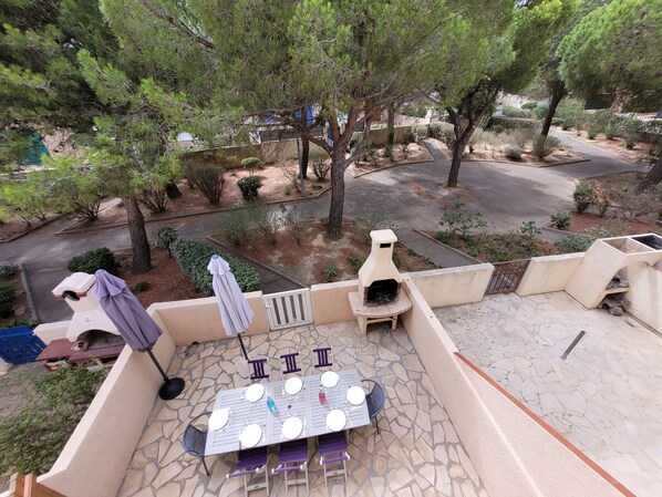 Outdoor dining - 4-bedroom house with outdoor area, sleeps 8 (Fleury)