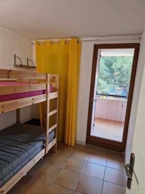 4 bedrooms, iron/ironing board, free WiFi - 4-bedroom house with outdoor area, sleeps 8 (Fleury)