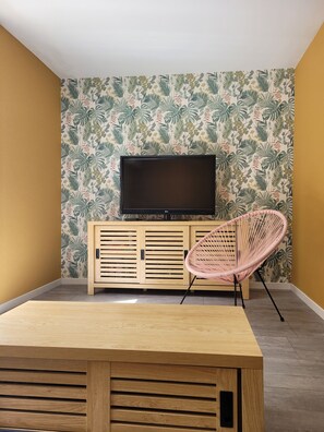 Interior - 4-bedroom house with outdoor area, sleeps 8 (Fleury)