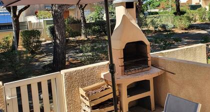 4-bedroom house with outdoor area, sleeps 8