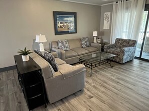 TV, caminetto, lettore DVD, impianto stereo