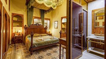 Family Double Room | Soundproofing, free WiFi, bed sheets