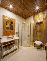 Family Double Room | Bathroom | Free toiletries, hair dryer, slippers, towels