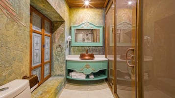 Junior Room | Bathroom | Free toiletries, hair dryer, slippers, towels