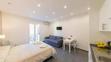 Deluxe-Studio | Schreibtisch, Bügeleisen/Bügelbrett