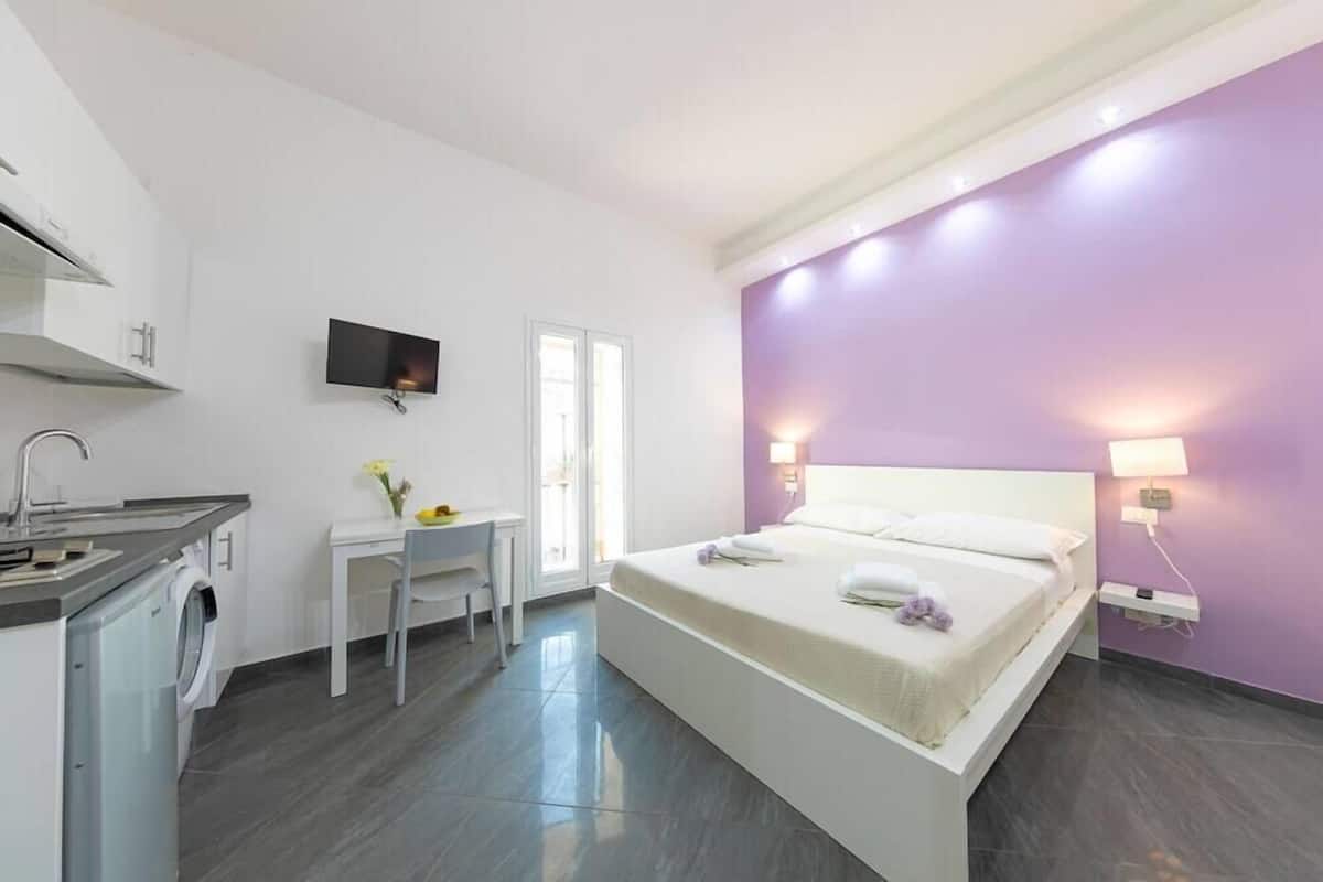 Monolocale comfort | 2 camere, una scrivania, ferro/asse da stiro