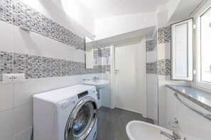 Classic Apartment | Bathroom | Free toiletries, hair dryer, bidet, toilet paper