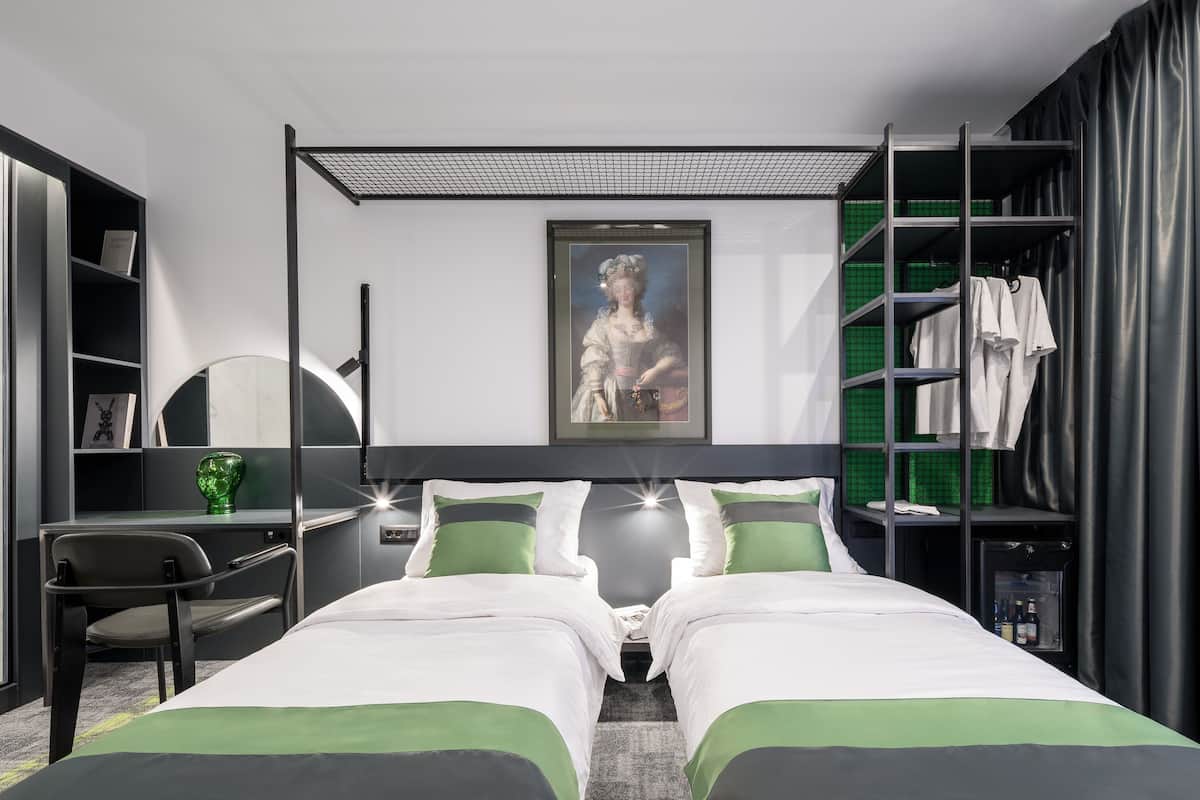 Frette Italian sheets, premium bedding, pillowtop beds, minibar