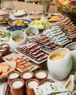 Una mesa de buffet con diversos alimentos y bebidas.