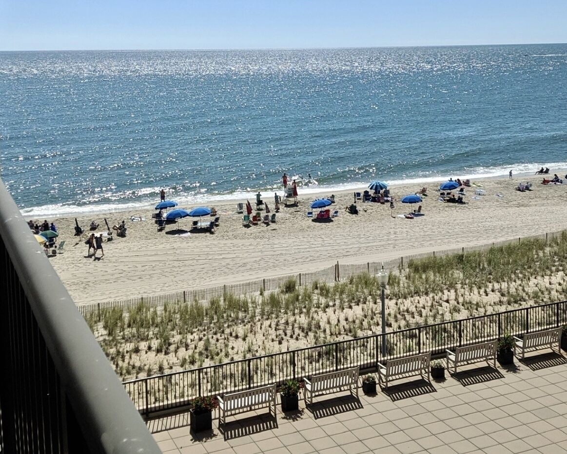 LINENS INCLUDED!! BOOK TODAY!! OCEAN FRONT BUILDING WITH POOL!!