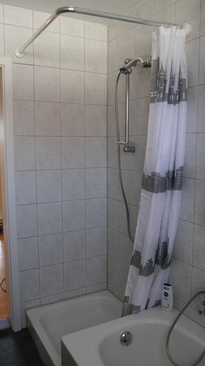 Bathtub, towels, soap, toilet paper - Spacious apartment with Hercules view near the university (Kassel)