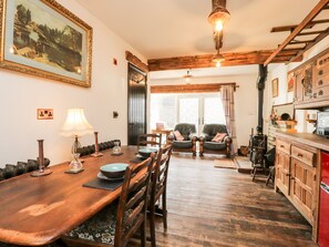 Cottage | Private kitchen | Fridge, dishwasher, electric kettle, toaster - The Salt Pot (Keighley)