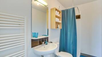 Shower, free toiletries, towels