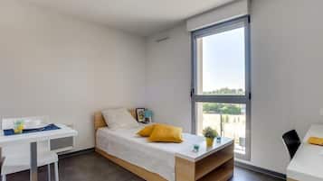 Standard Studio | Desk, laptop workspace, free WiFi, bed sheets