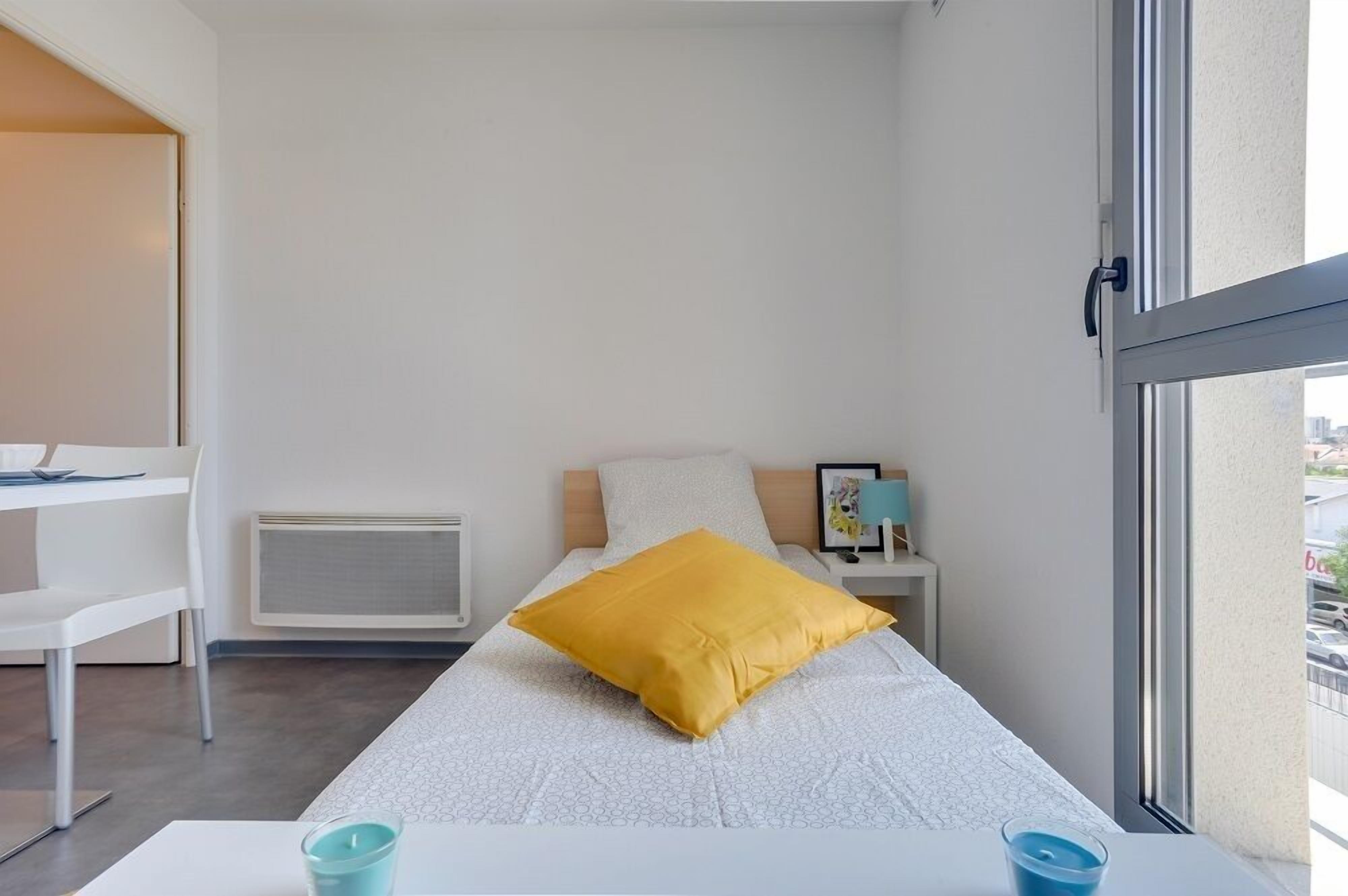 Economy Studio | Desk, laptop workspace, WiFi (free), bed sheets