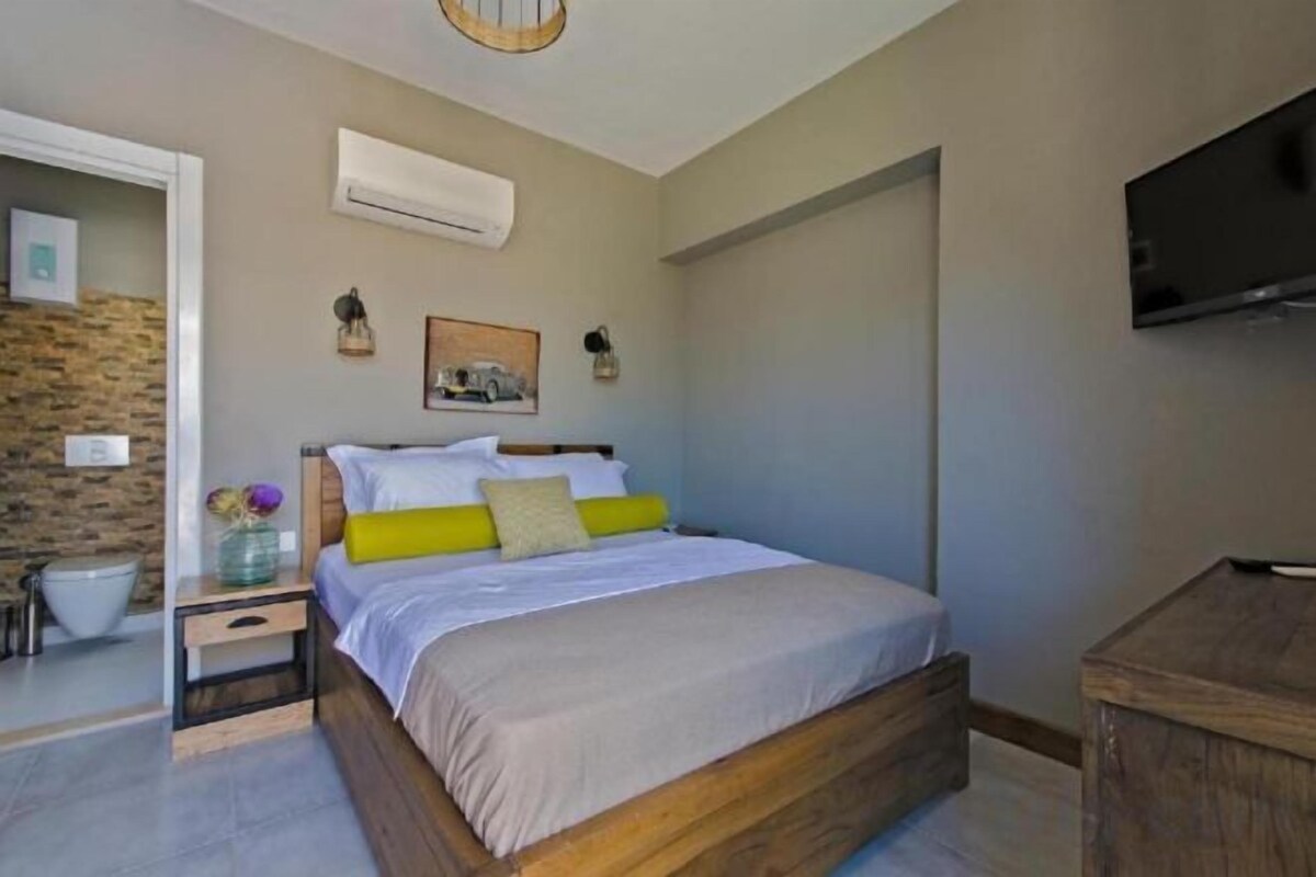 Hypo-allergenic bedding available, memory foam beds, minibar, desk