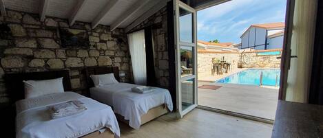 Deluxe Pool 104 | Hypo-allergenic bedding, memory foam beds, minibar