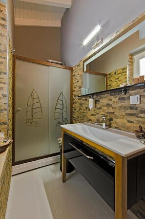 Shower, rainfall showerhead, designer toiletries, hair dryer - Signature Alacati (Cesme)
