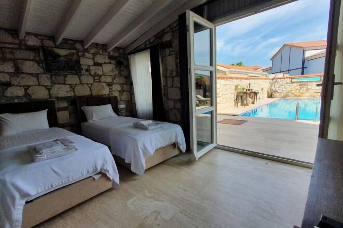 Hypo-allergenic bedding, memory foam beds, minibar