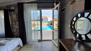 Deluxe Pool 104 | Hypo-allergenic bedding available, memory foam beds, minibar, desk - Signature Alacati (Cesme)