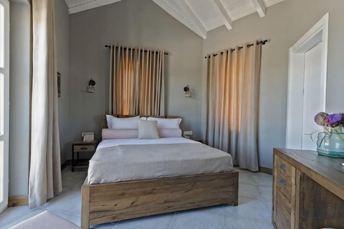 Hypo-allergenic bedding available, memory foam beds, minibar, desk