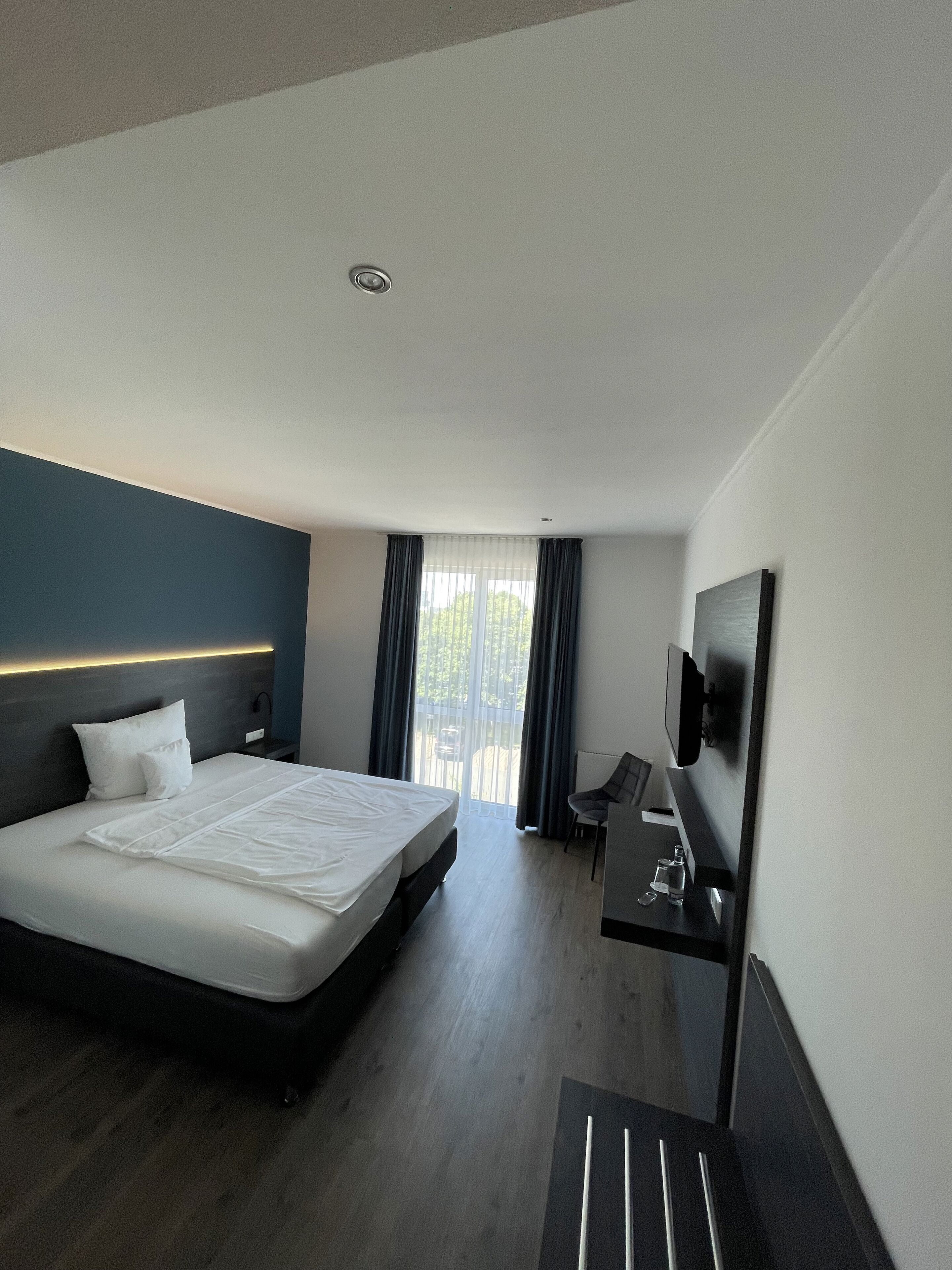 Business Room | In-room safe, desk, soundproofing, free WiFi