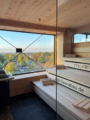 Ein modernes Interieur mit einem großen Fenster, einer Holzbalkendecke und einer Sitzgelegenheit mit einem Schild.
