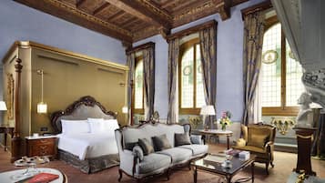 Dante Alighieri Luxury Suite | Seprai premium, selimut bulu angsa, minibar, dan brankas