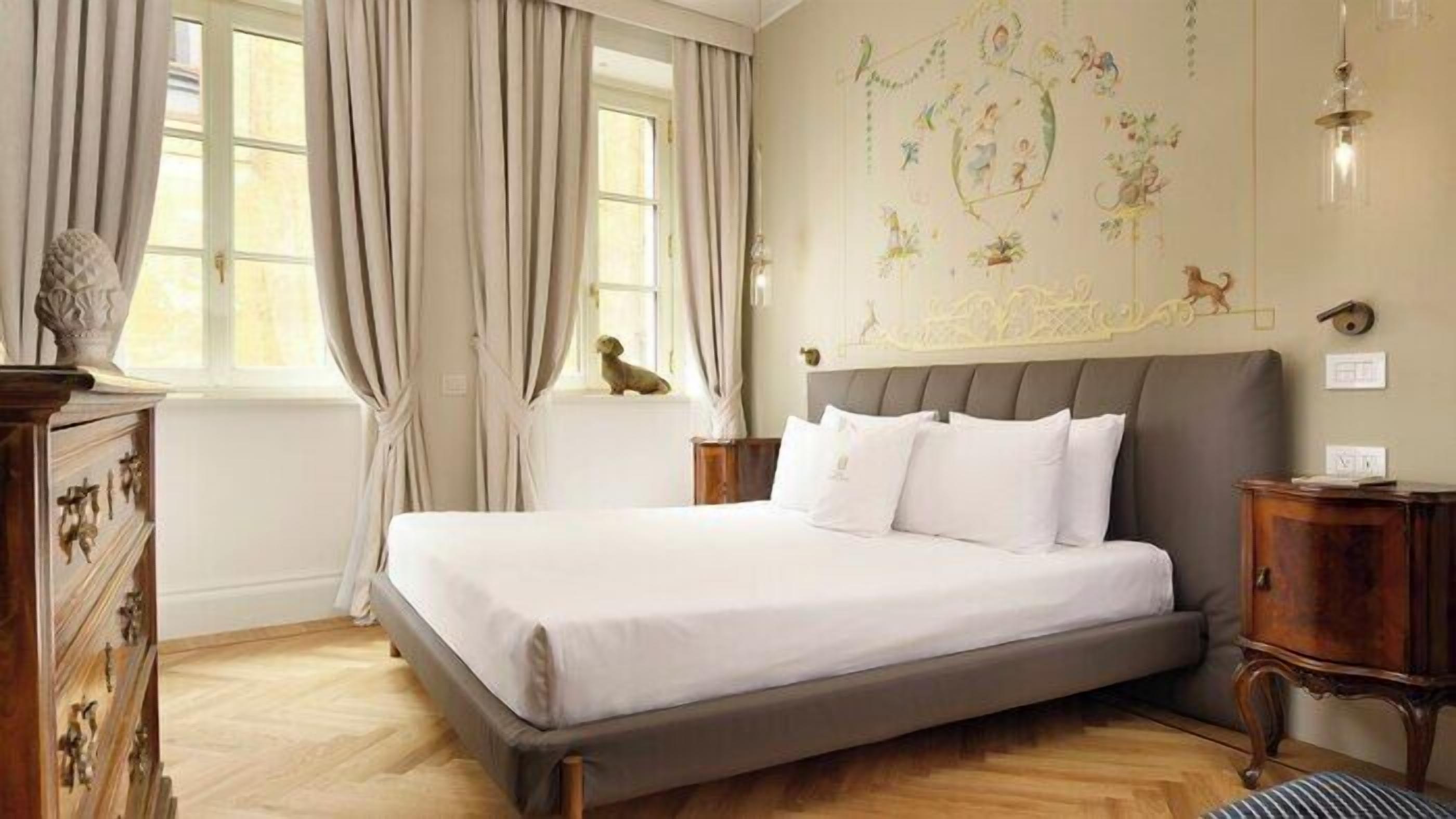 Premium bedding, down comforters, minibar, in-room safe
