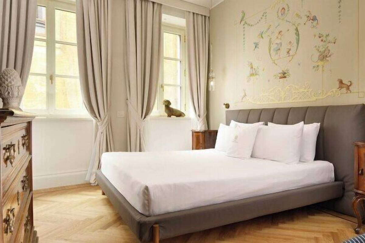 Premium bedding, down comforters, minibar, in-room safe