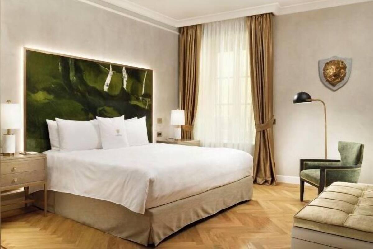 Premium bedding, down comforters, minibar, in-room safe