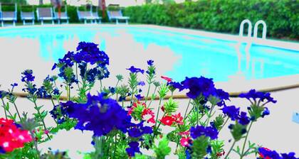 Laghetto, Large Apartment with a Wide Covered Terrace in the heart of Tuscany