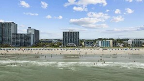 Une plage avec des bâtiments en arrière-plan.