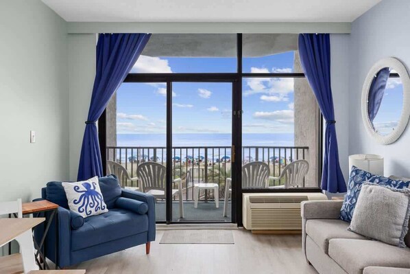 Televisión de pantalla plana y oficina 