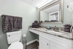 Regadera, secadora de cabello, toallas 