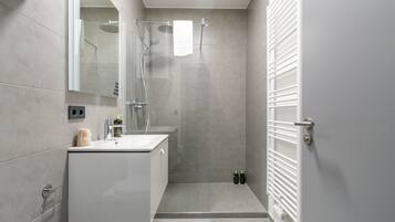 Suite (limehome Villach Gerbergasse) | Bathroom | Eco-friendly toiletries, hair dryer, towels