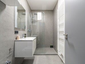 Suite (limehome Villach Gerbergasse) | Salle de bain | Articles de toilette écologiques, séchoir à cheveux, serviettes fournies